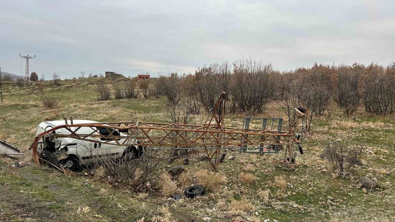 Bingöl'de Elektrik Direğine Çarpan Araçta 2 Yaralı