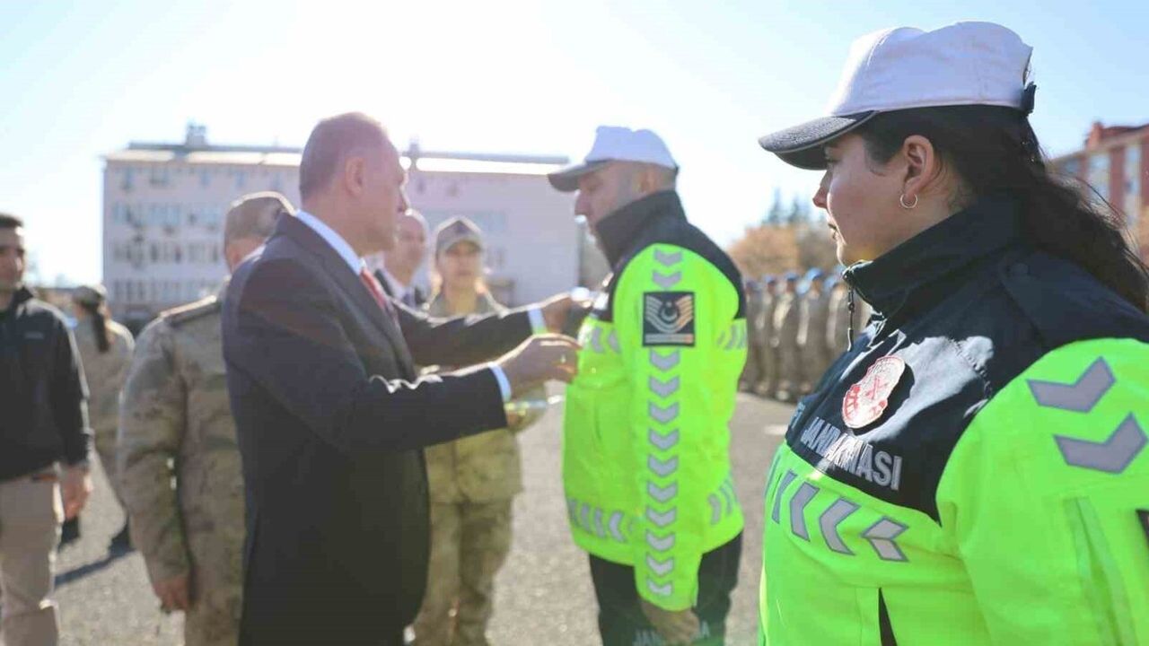 Bingöl'de Jandarma Ekiplerine Yeni Nesil Yaka Kameraları Teslim Edildi