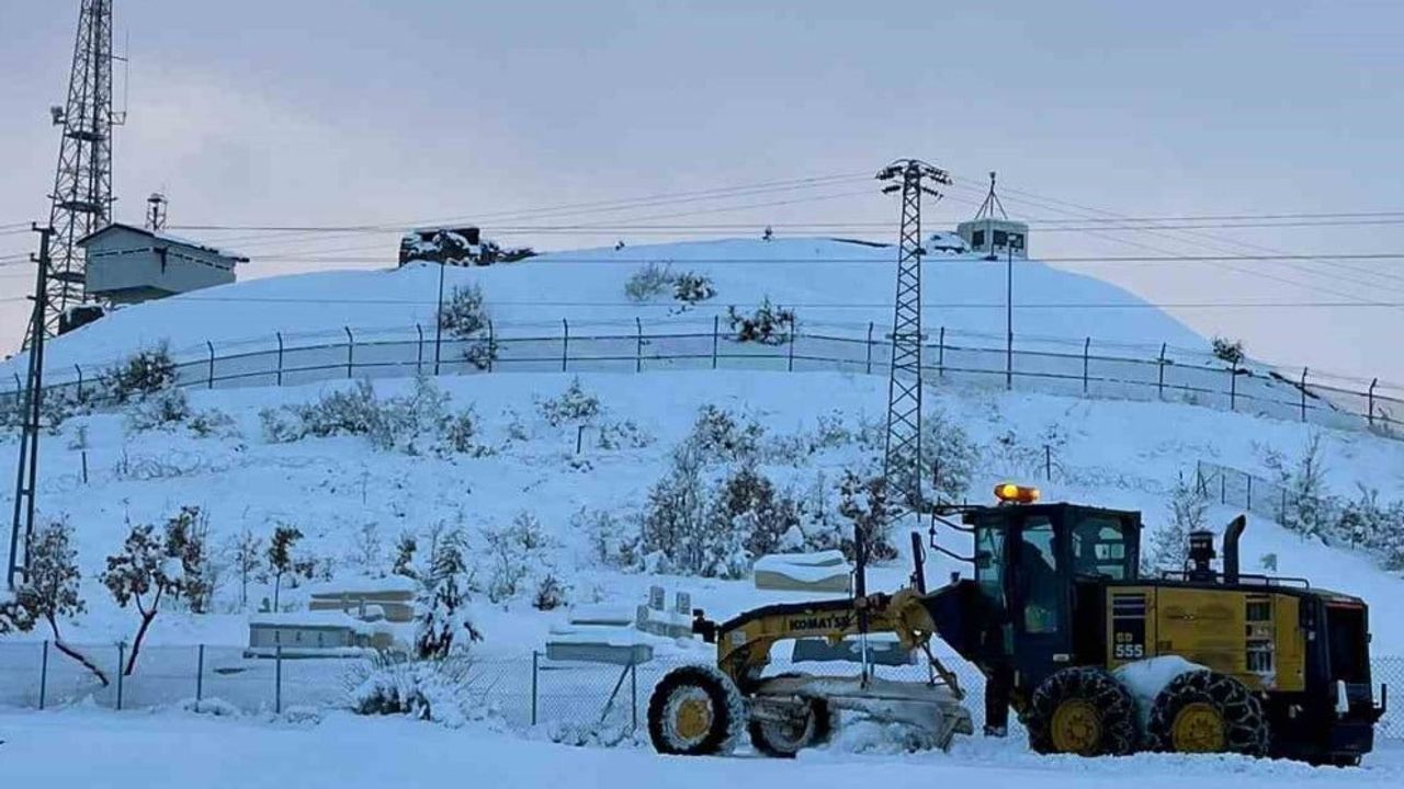 Bingöl'de Kar Yağışı Etkili Oldu: 100 Köy Yolu Kapandı
