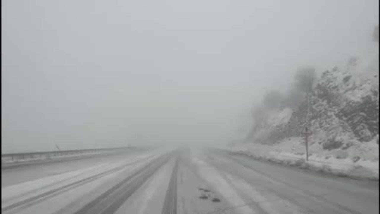 Bingöl’de Kar Yağışı Nedeniyle Araçlar Yolda Kaldı