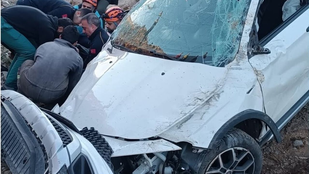 Bingöl'de Şarampole Uçan Otomobilde 2 Yaralı
