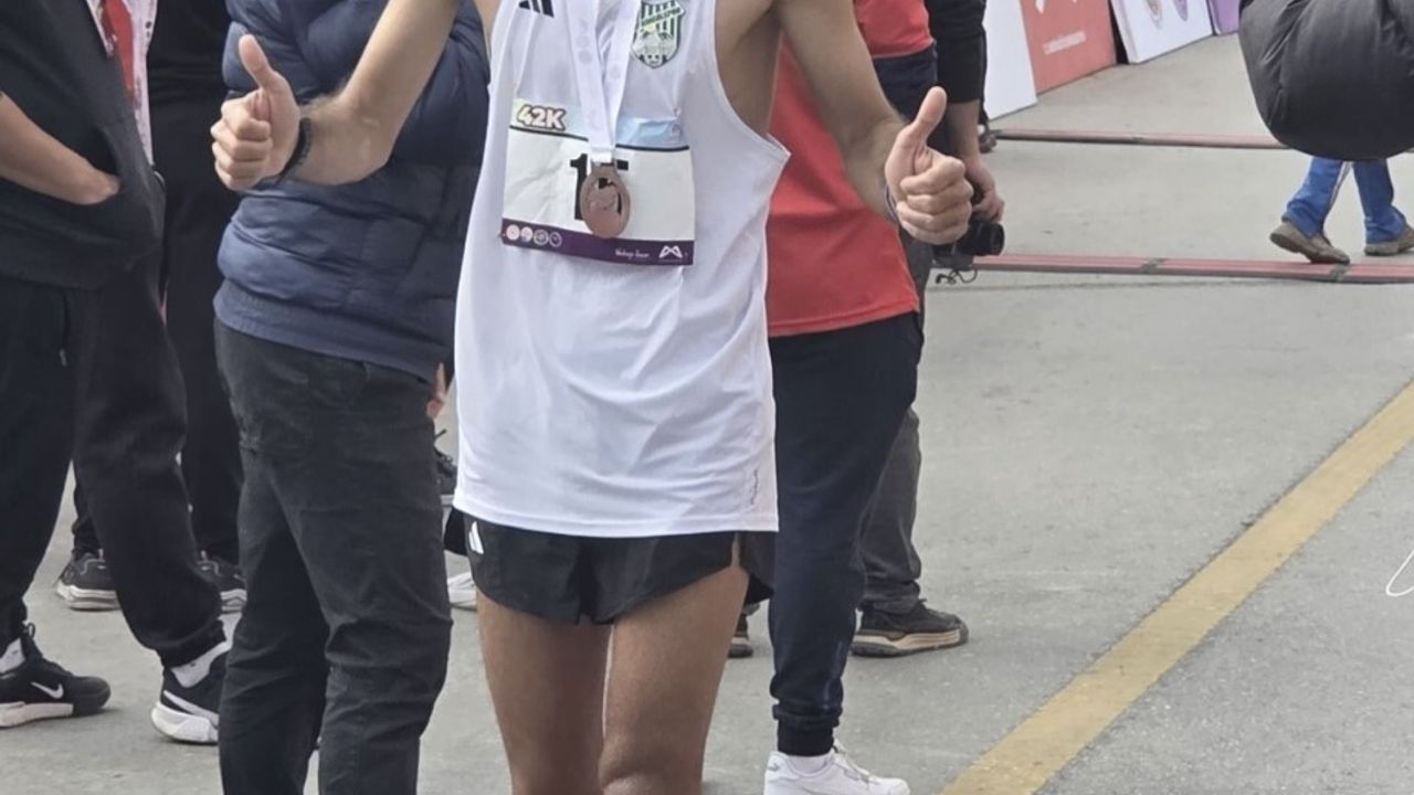 Bingöllü Milli Atlet Yavuz Ağralı Uluslararası Mersin Maratonu'nda Birinci Oldu