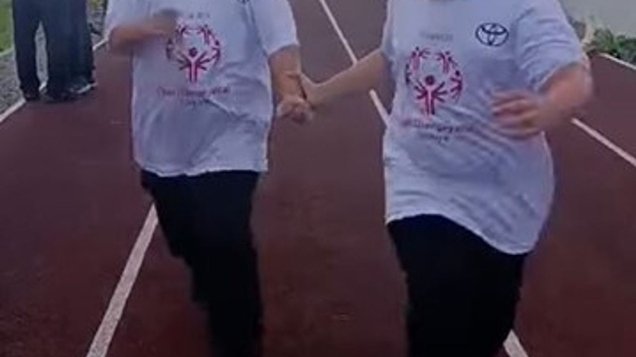 Birlikte Bitiş: Özel Eğitim Öğrencisinin Yürekleri Isıtan Yarış Anı