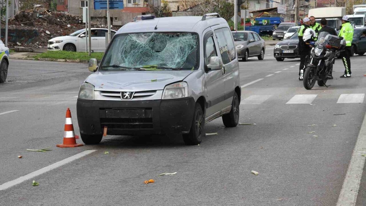 Bisikletli Yaşlı Adam Hafif Ticari Araçla Çarpıştı