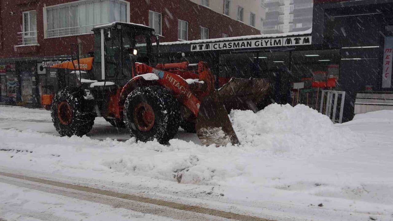 Bitlis'te Kar Yağışı 180 Köy Yolunu Kapattı