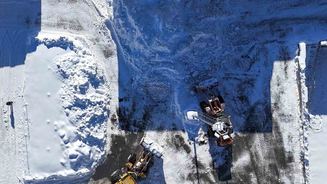 Bitlis’te Karla Mücadele: Karlar Kamyonlarla Taşınıyor