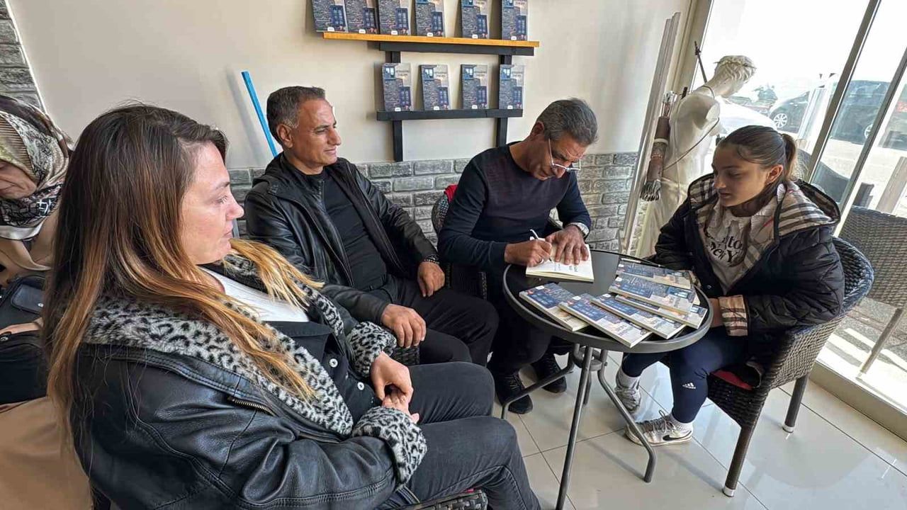 Bodrum'da Emekli Polis Memurundan Şiir Kitabı İmza Günü