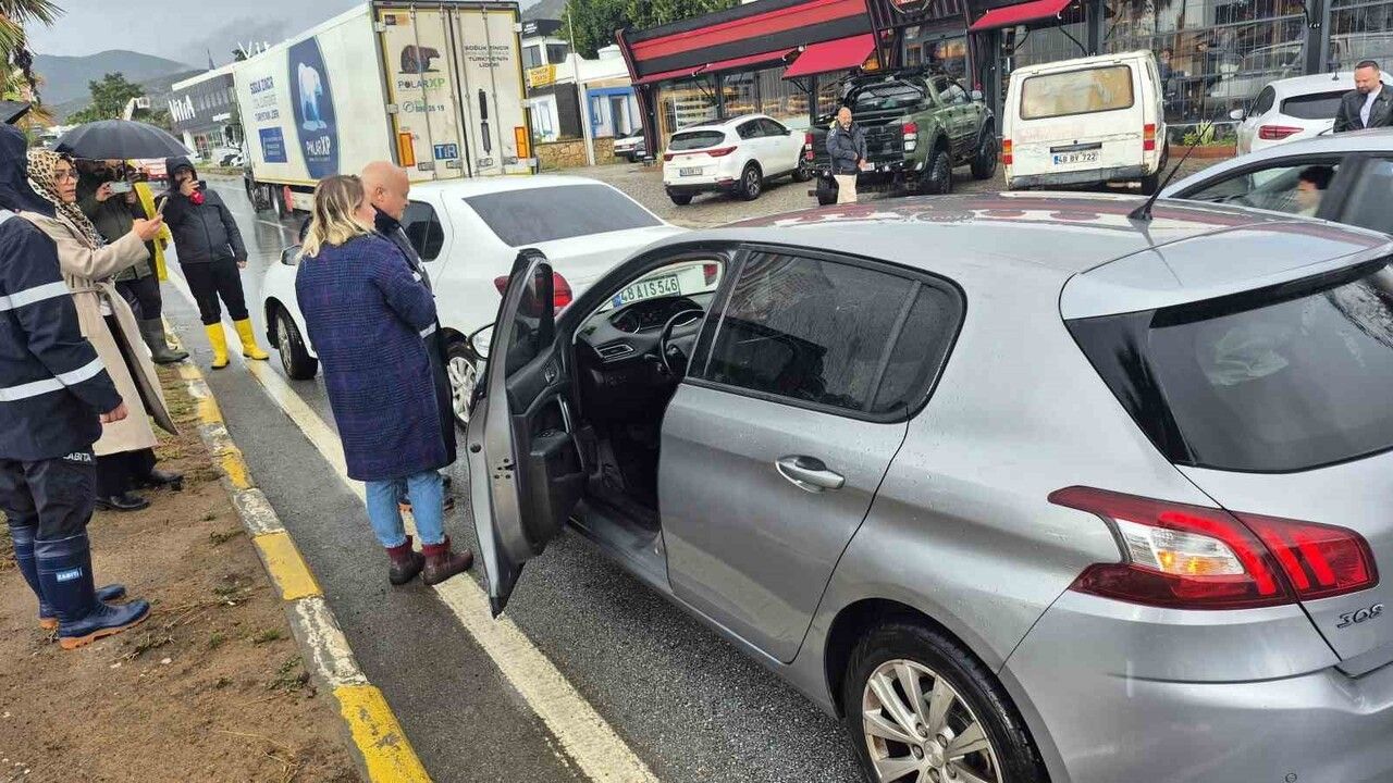 Bodrum'da Freni Çekilmeyen Araç Kazaya Neden Oldu