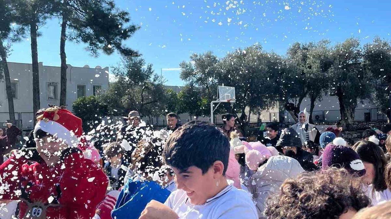 Bodrum'da Öğrencilere Yapay Kar İle Yeni Yıl Sürprizi