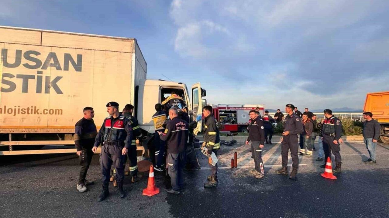 Bodrum-Milas Karayolu'nda Kamyonet Kazası: İki Kişi Kurtarıldı