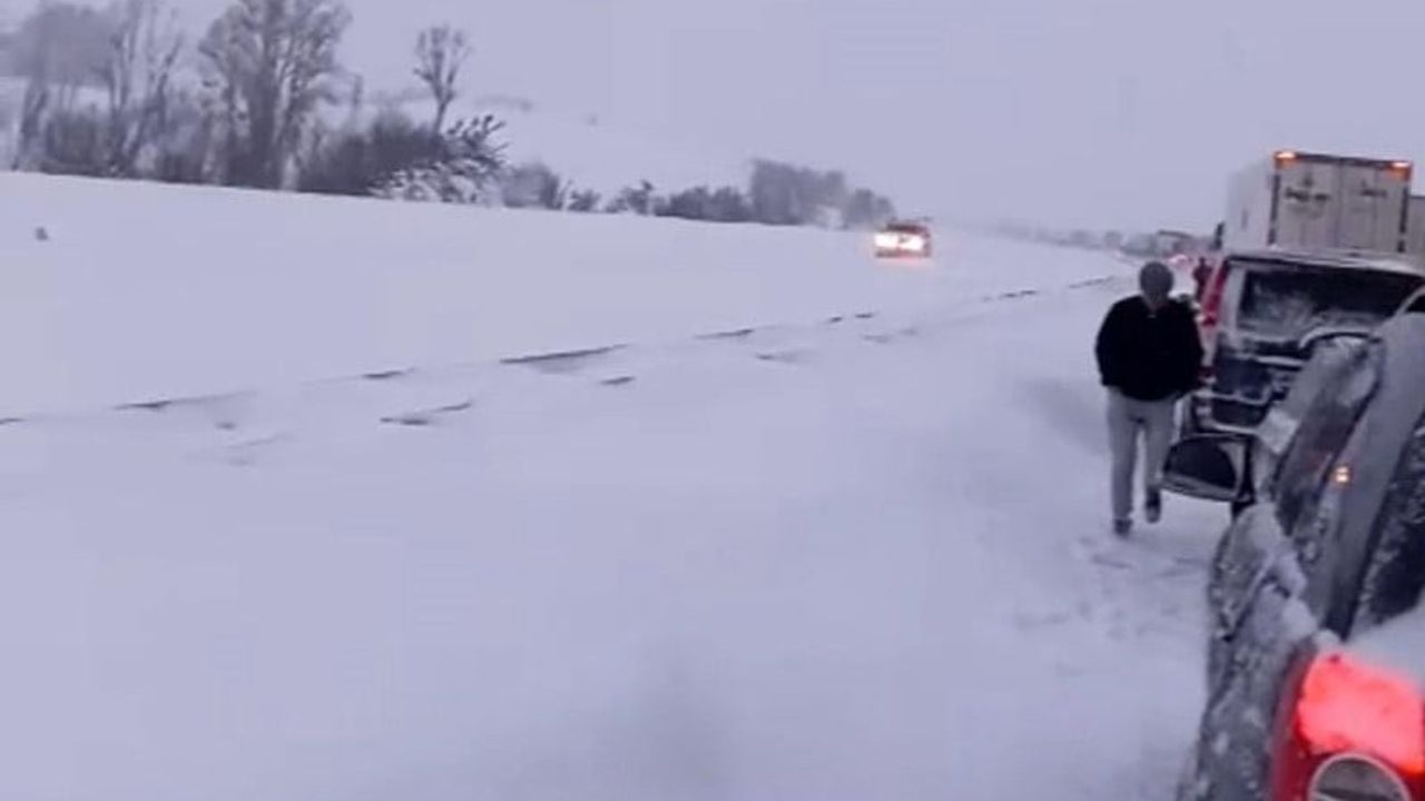 Bolu'da Gerede-Karabük Yolu Kar Yağışı Sonrası Ulaşım Açıldı