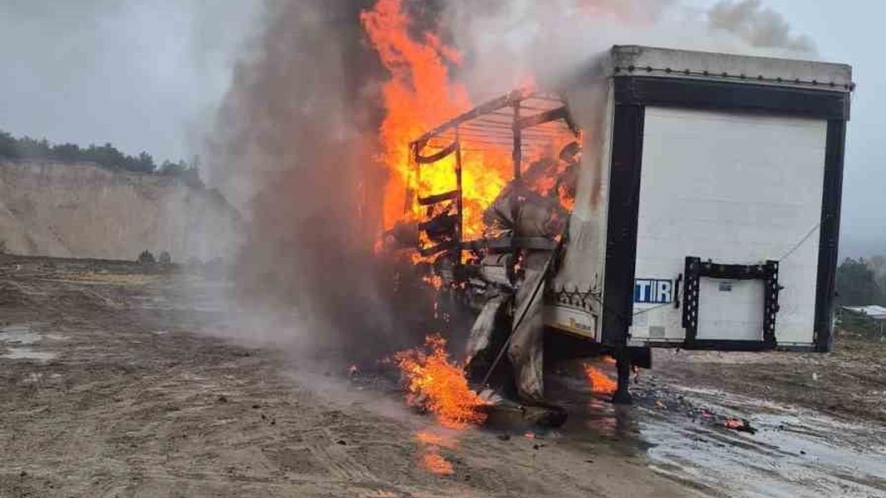 Bolu'da Kağıt Yüklü Tır Dorsesi Alev Aldı