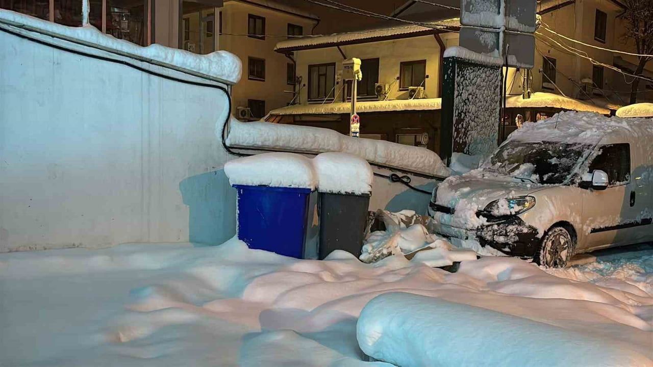 Bolu’da Kar Fırtınası: Yolu Kapatıp Araçları Bıraktı