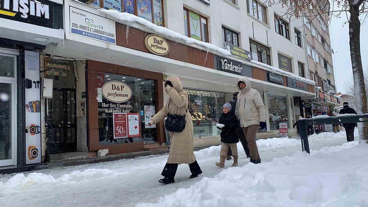 Bolu'da Kar ve Buz Kütleleri Tehlike Oluşturuyor