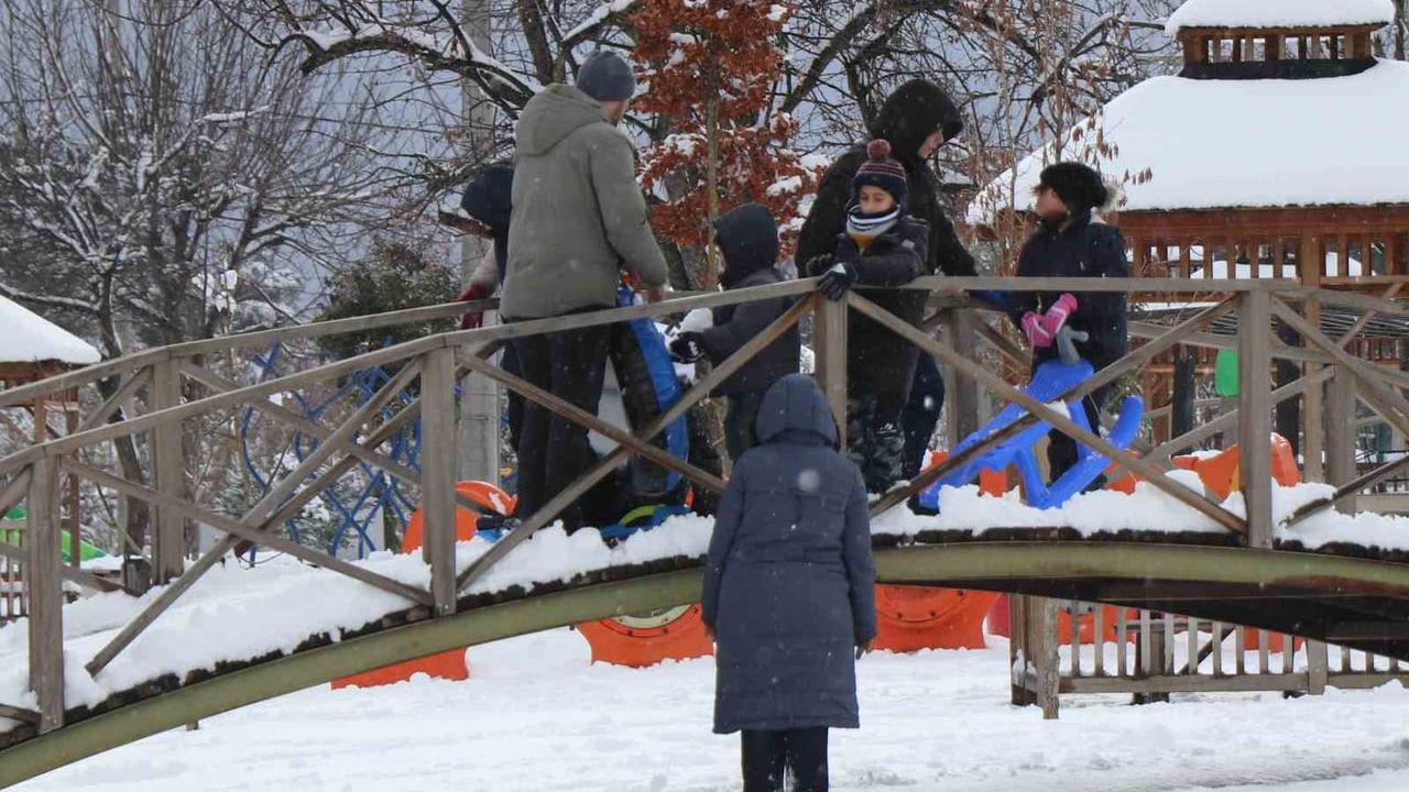Bolu'da Kar Yağışı: Çocukların Kayak Eğlencesi