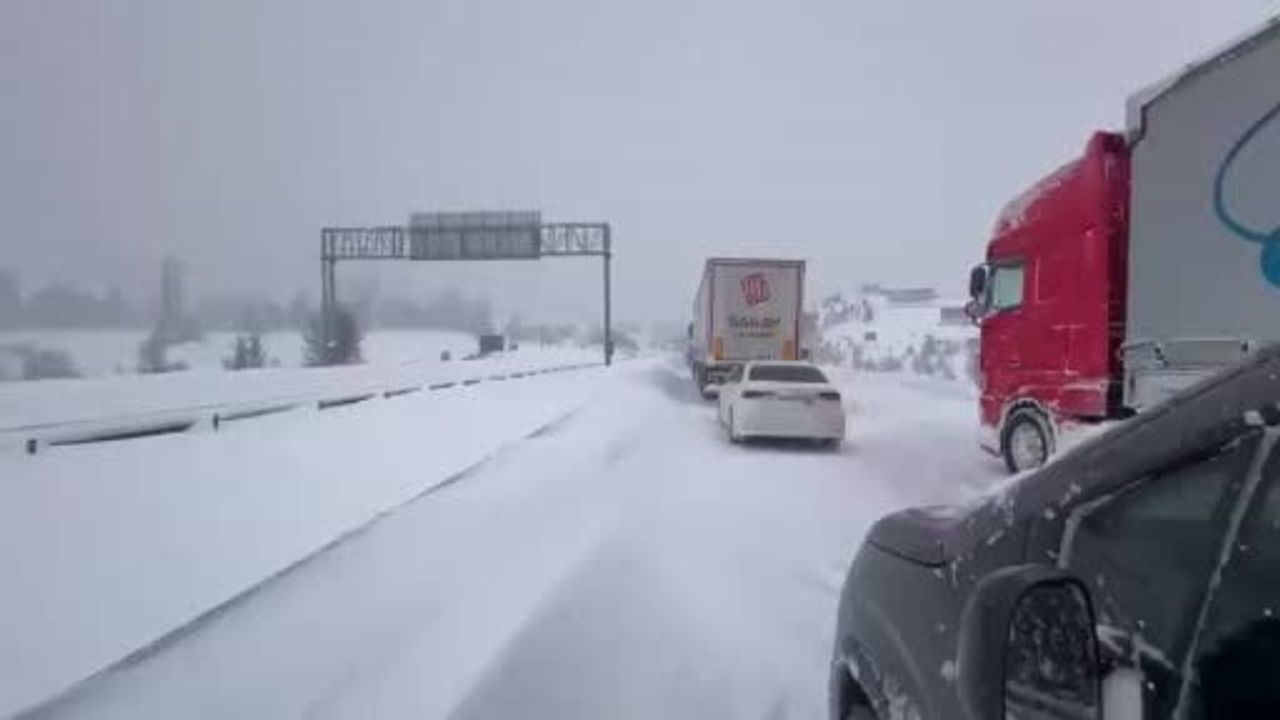 Bolu'da Kar Yağışı Tırların Rampayı Çıkmasına Engel Oldu
