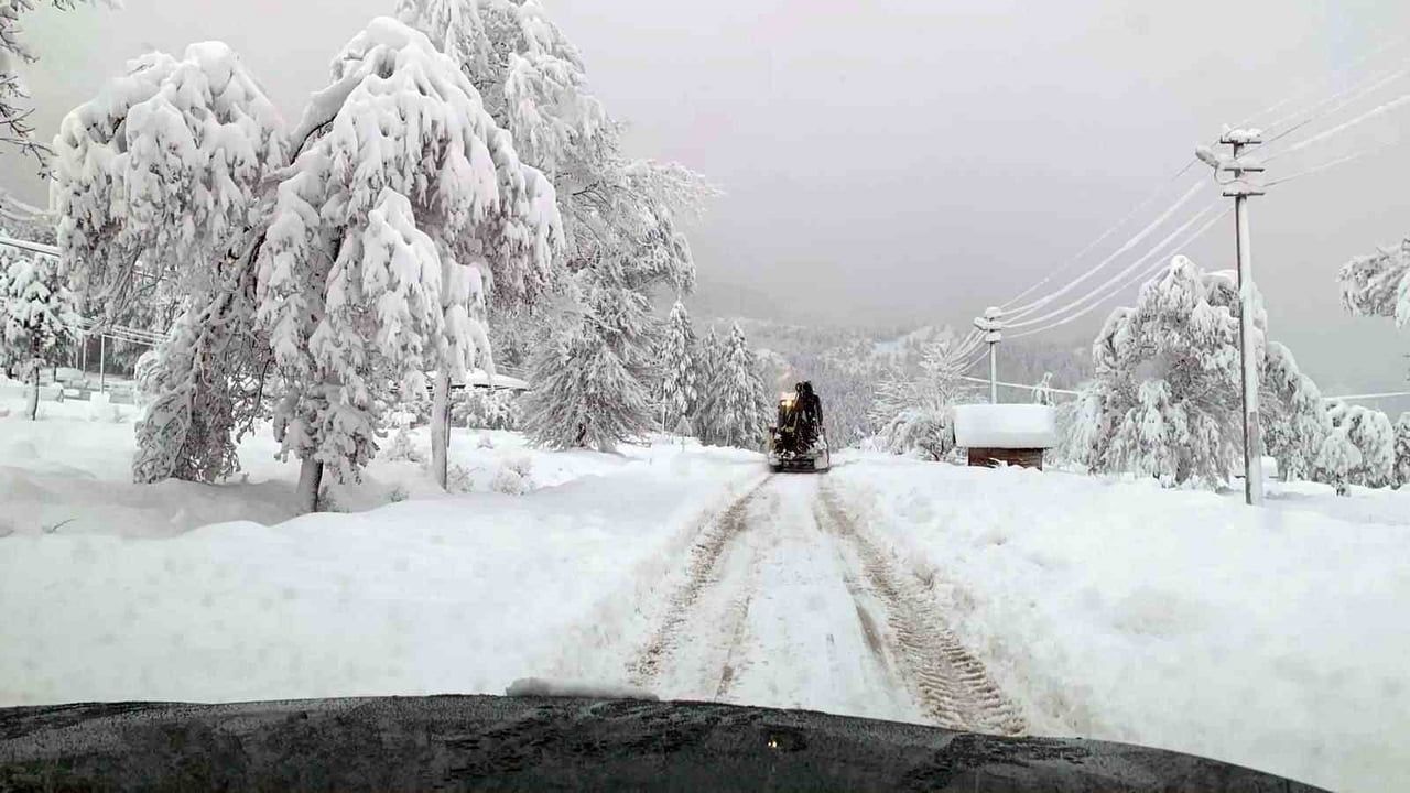 Bolu'da Kışın Zorlu Mücadelesi: 18 Köy Yolu Kapatıldı