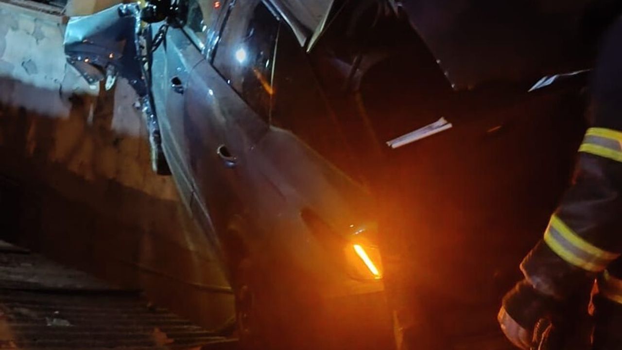 Bolu’da Kontrolden Çıkan Otomobil Bina Duvarına Çarptı