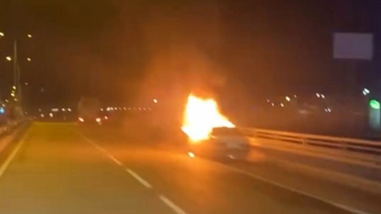 Bolu'da Seyir Halindeki Otomobil Yangın Çıkardı