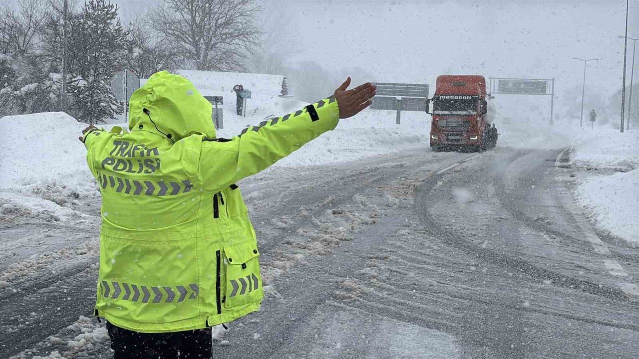 Bolu Dağı'nda D-100 Kara Yoluna Yoğun Kar Nedeniyle Kapatma