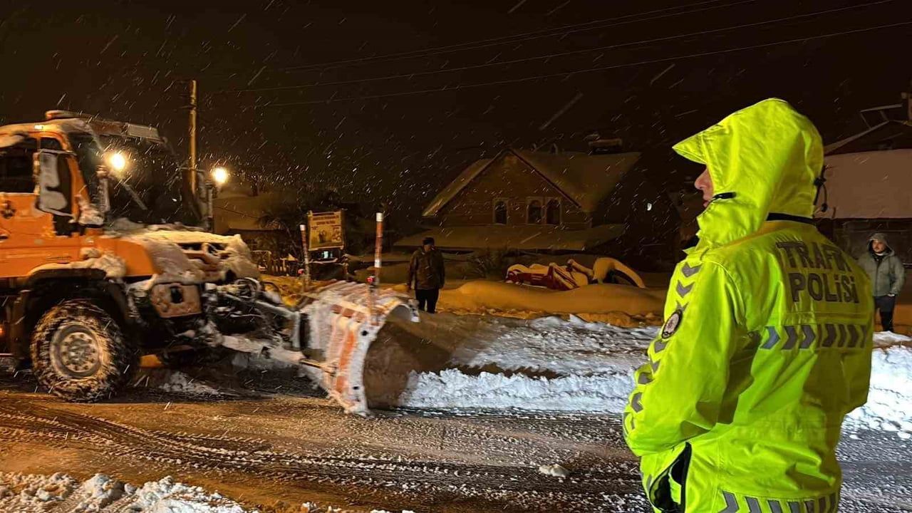 Bolu Dağı'nda Kar Sebebiyle Ağır Araç Geçişi Kapandı
