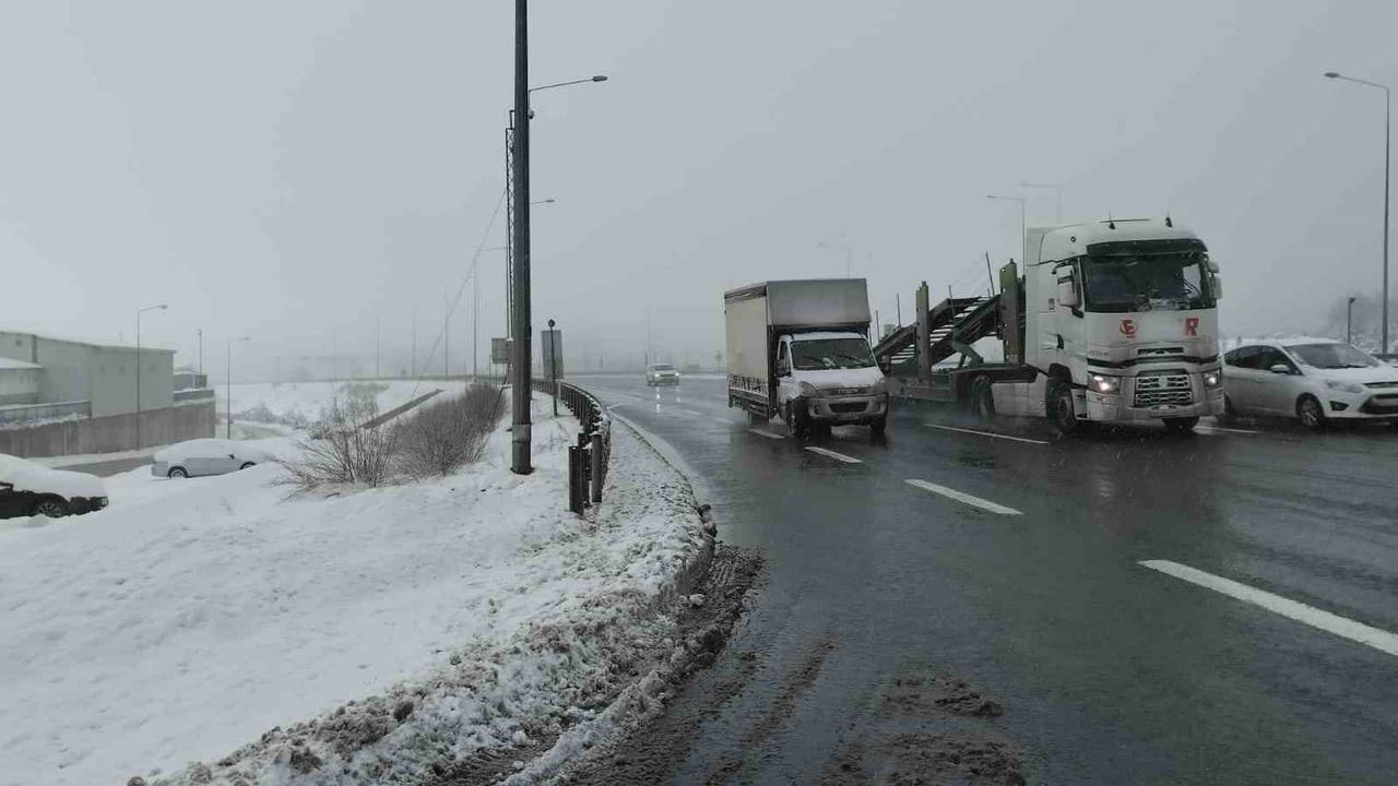Bolu Dağı'nda Kar Yağışı Etkili, TEM Otoyolu'nda Trafik Aksaklıkları Yaşanıyor