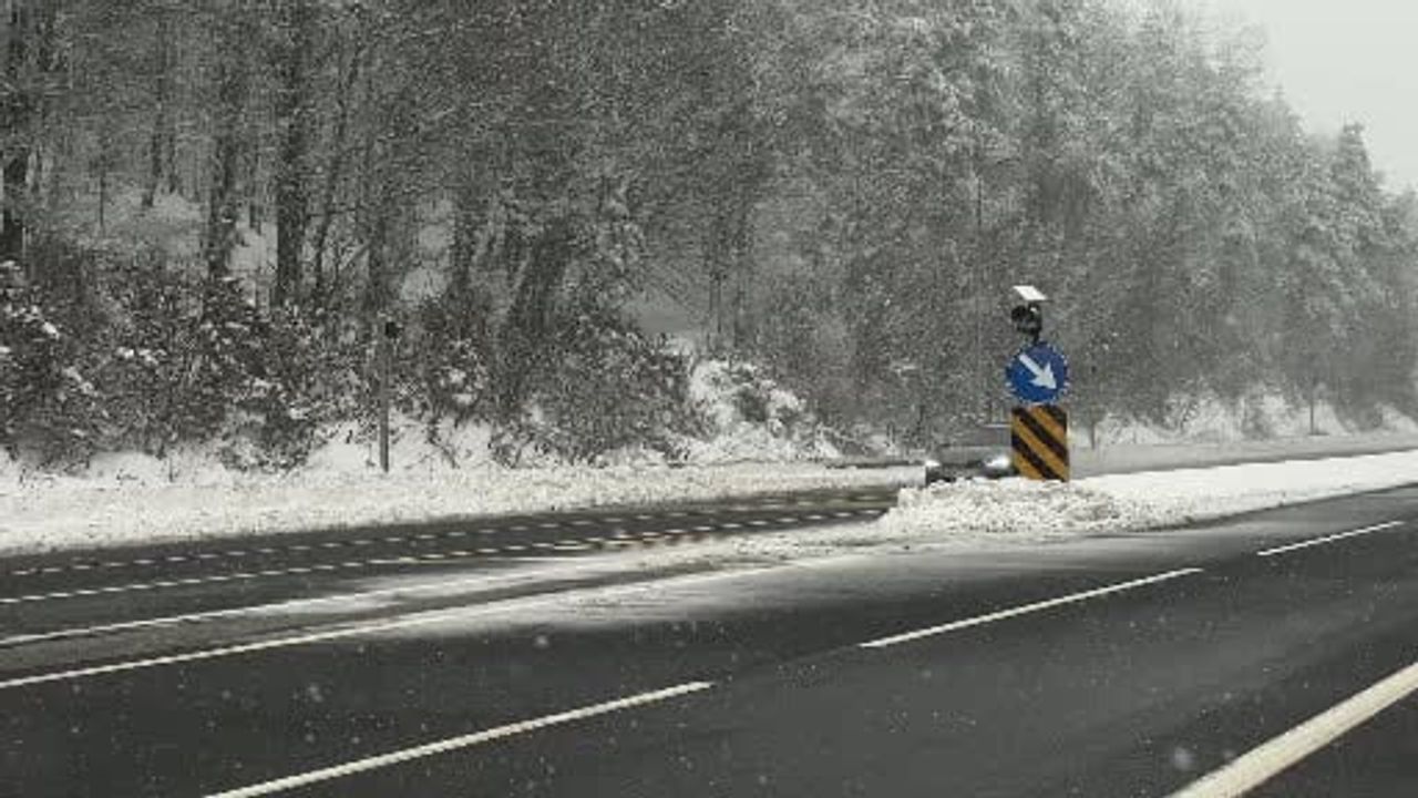 Bolu Dağı'nda Kar Yağışı Etkisini Sürdürüyor