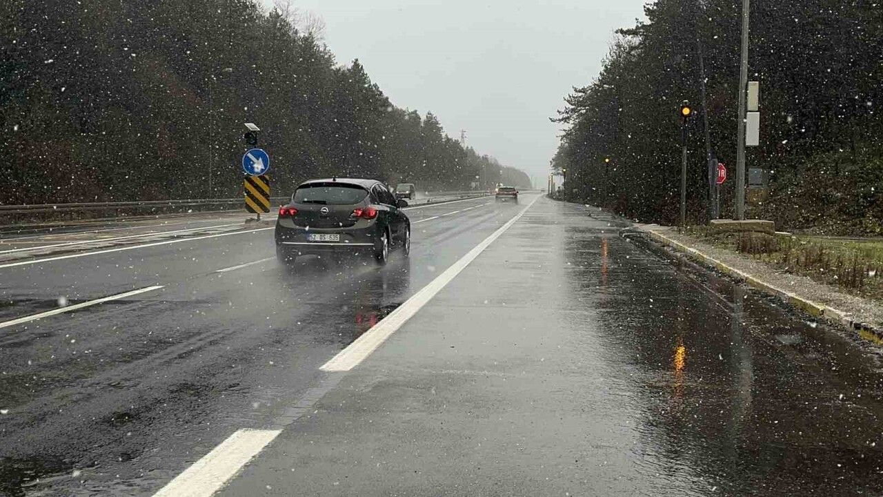 Bolu Dağı'nda Kar Yağışı Hız Kesmiyor