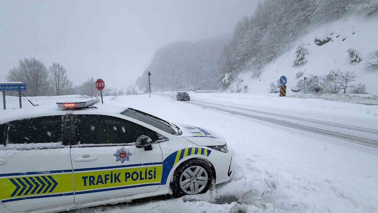 Bolu Dağı’nda Kar Yağışı Ulaşımı Olumsuz Etkiliyor