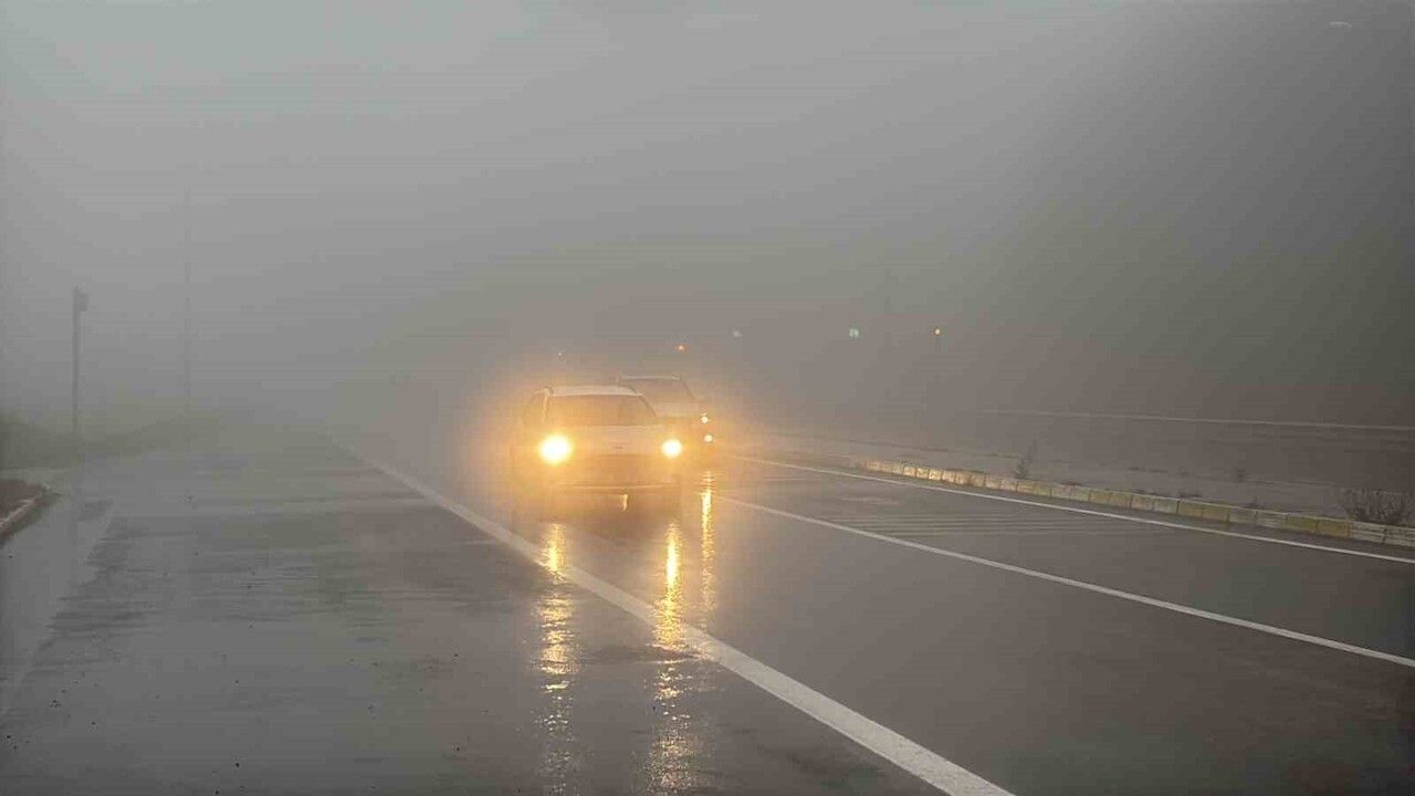 Bolu Dağı'nda Yoğun Sis ve Sağanak: Görüş Mesafesi 30 Metreye Düştü