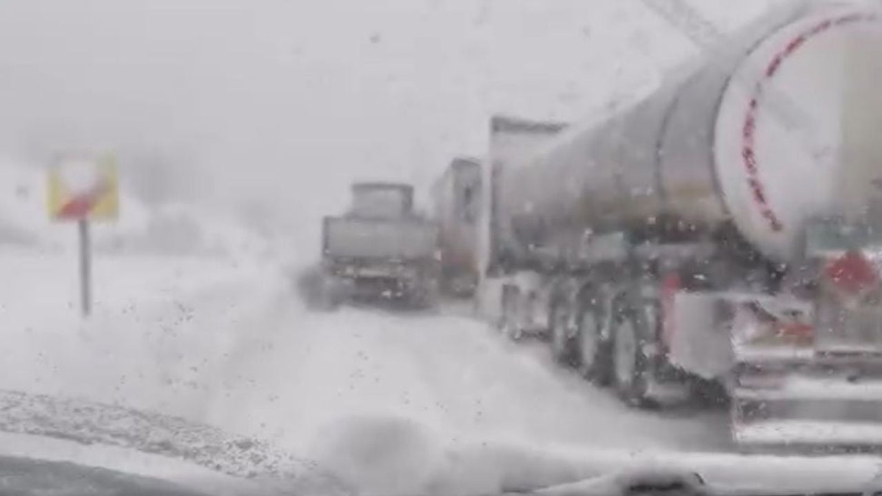 Bolu Gerede-Samsun Yolu Yoğun Kar Nedeniyle Ulaşıma Kapandı
