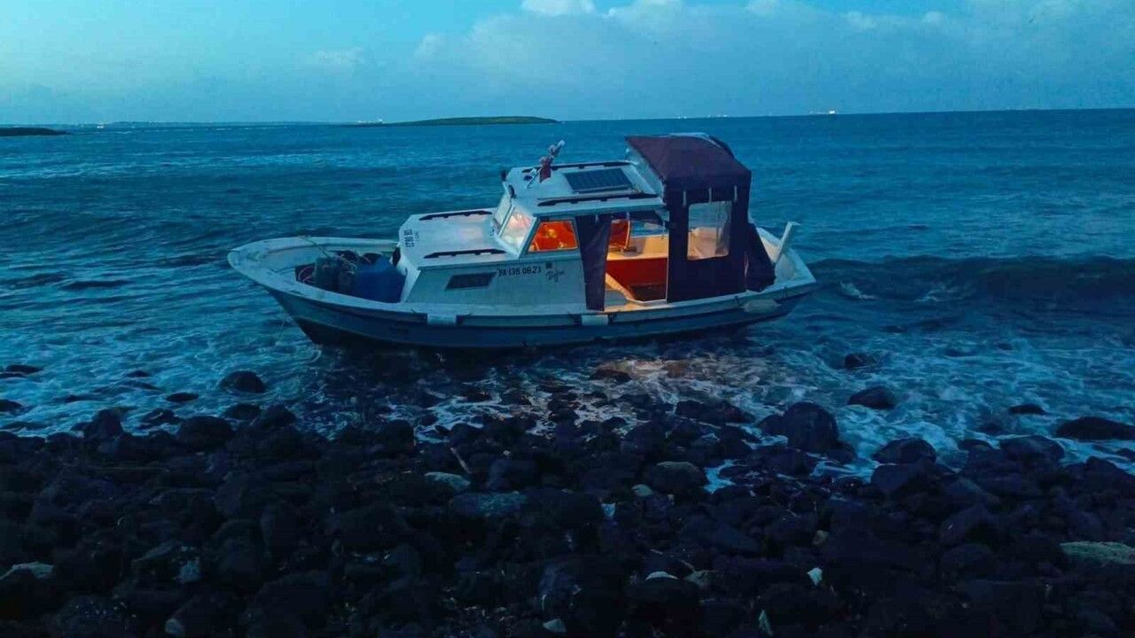 Bozcaada Açıklarında Karaya Oturan Tekne Kurtarıldı