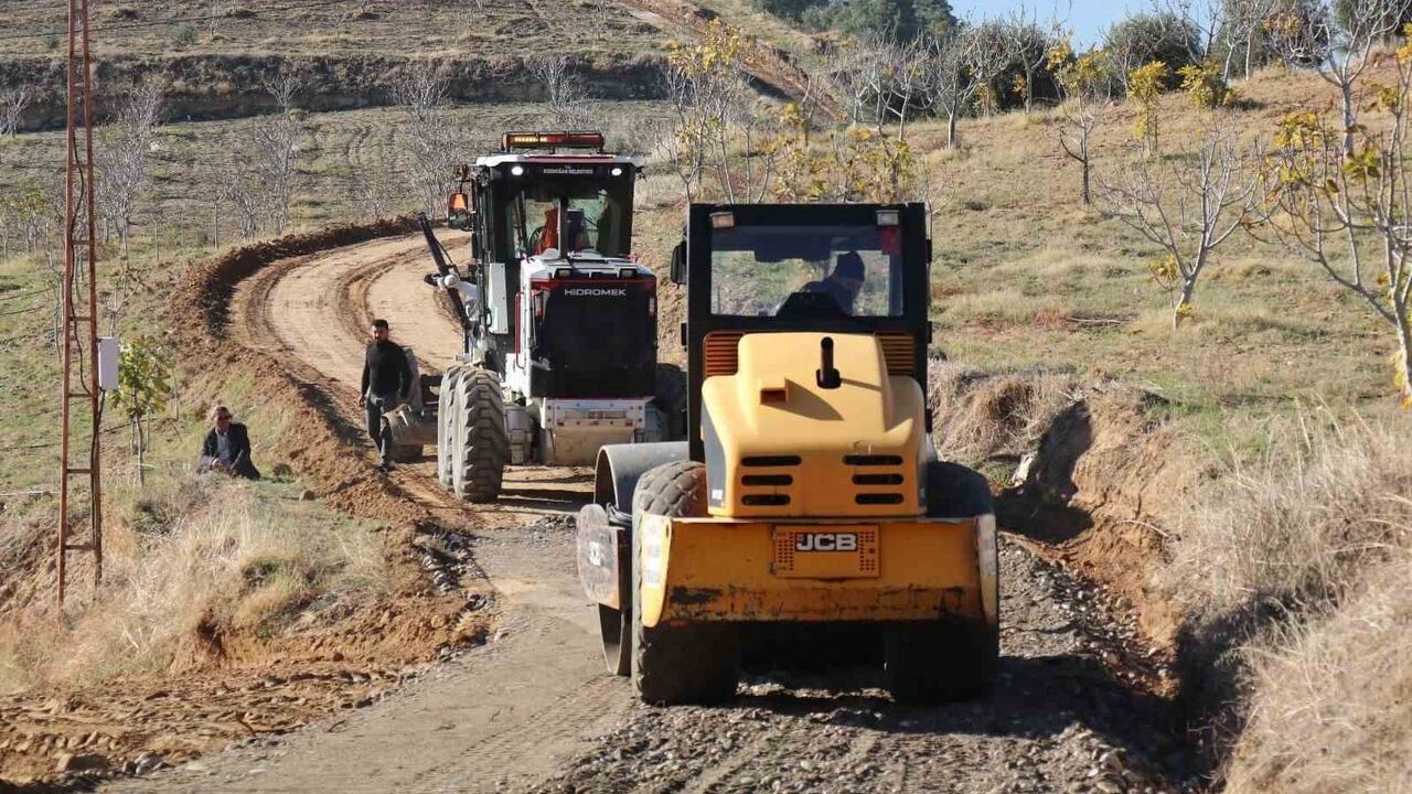 Bozdoğan Belediyesi Yol Çalışmalarıyla Üreticilere Destek Oluyor
