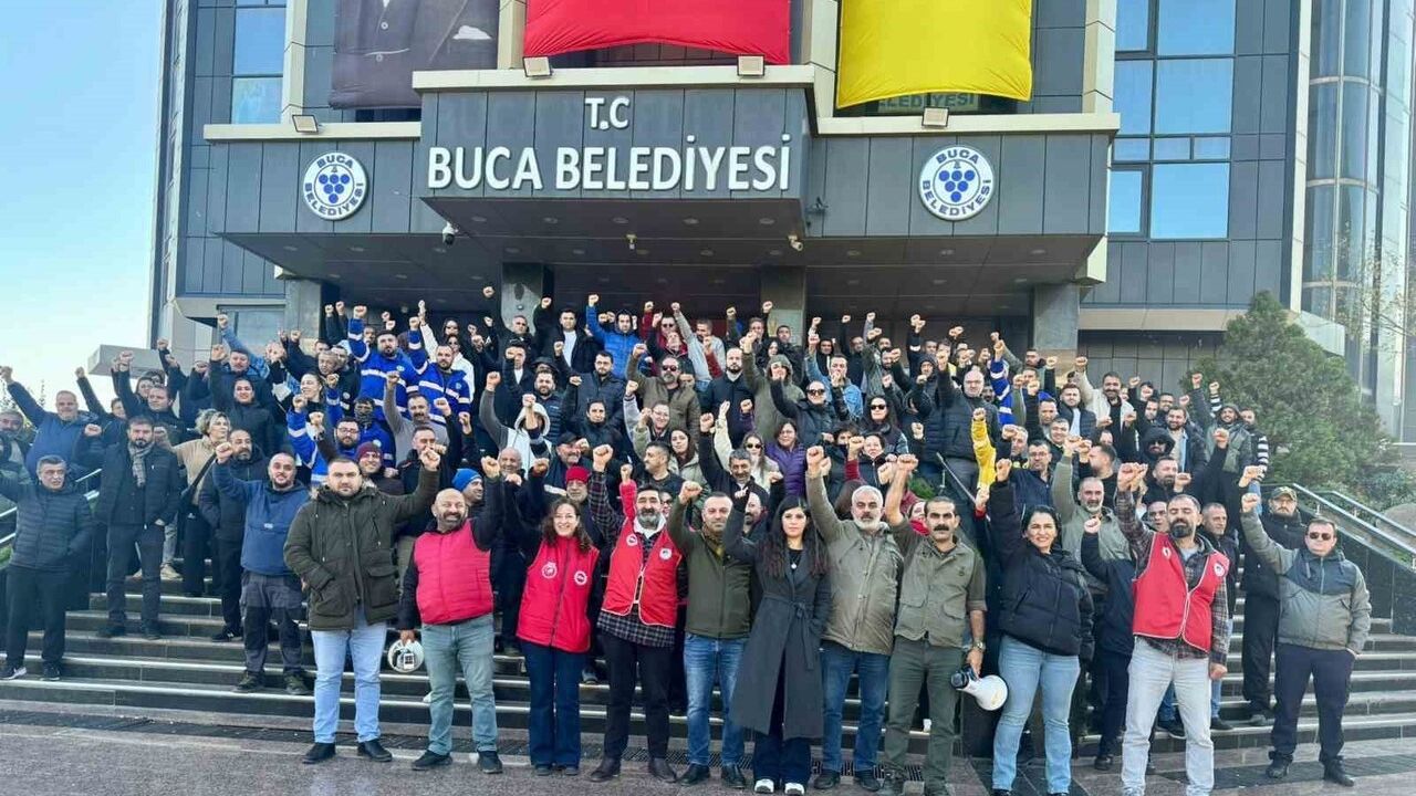 Buca'da İşçiler İkinci Gün Eylemde: Ekim Maaşları ve TİS Farkları Bekleniyor
