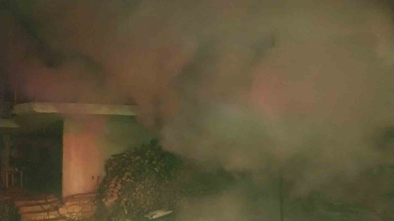 Bucak'ta Ev Yangını Hafif Ticari Araca Sıçradı