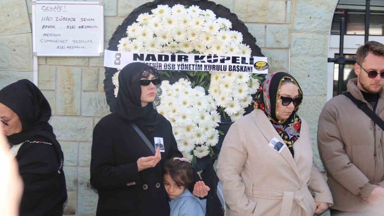 Burcu Özberk'in Dedesinin Cenazesi Düzenlendi