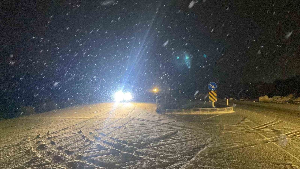 Burdur'da Kar Yağışı Araçları Yolda Bıraktı