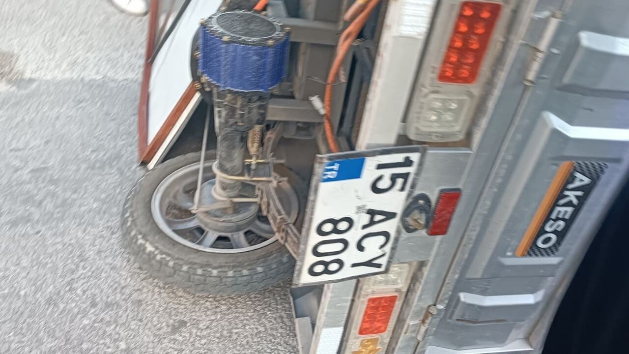 Burdur'da Minibüs ve Üç Tekerlekli Motosiklet Çarpıştı