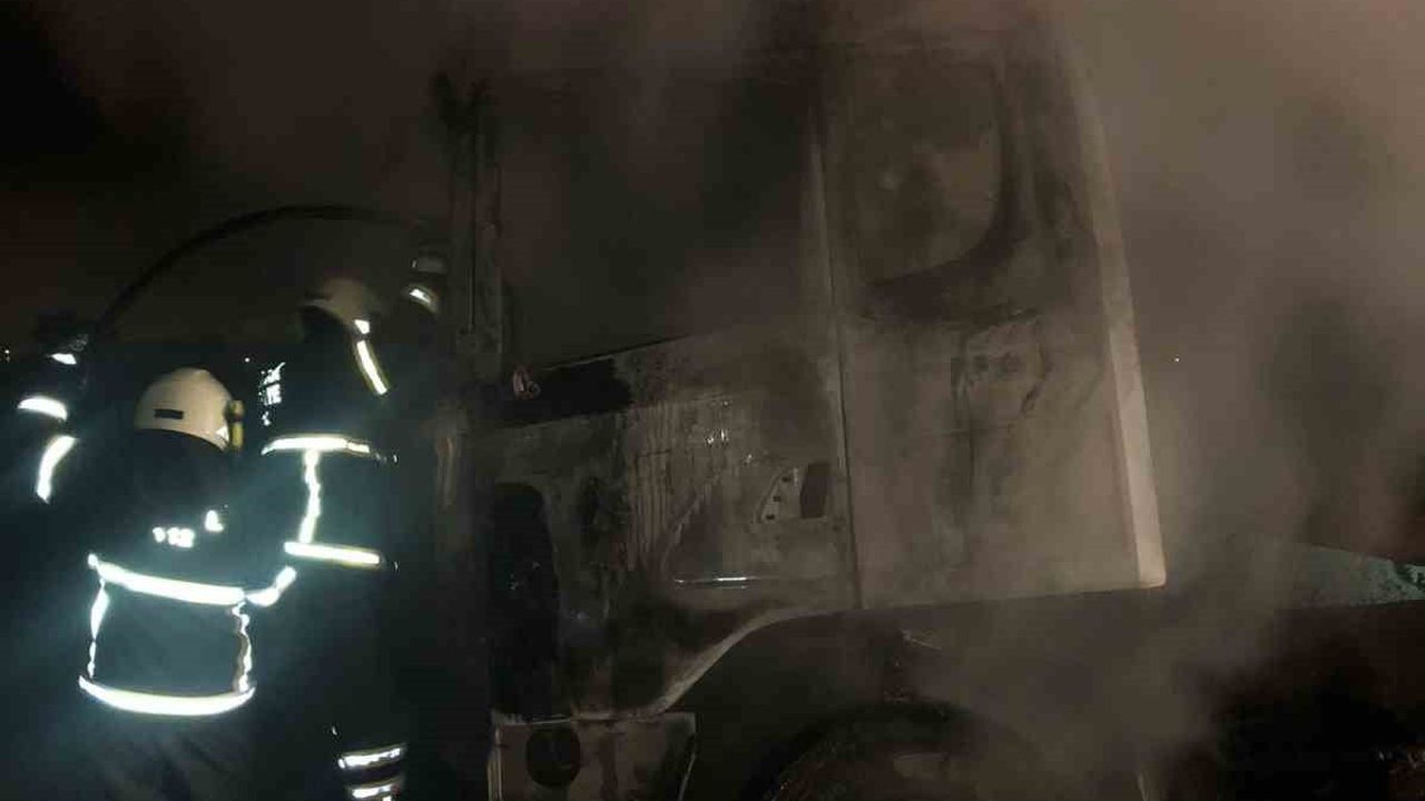 Burdur'da Seyir Halindeki Tır Yangını