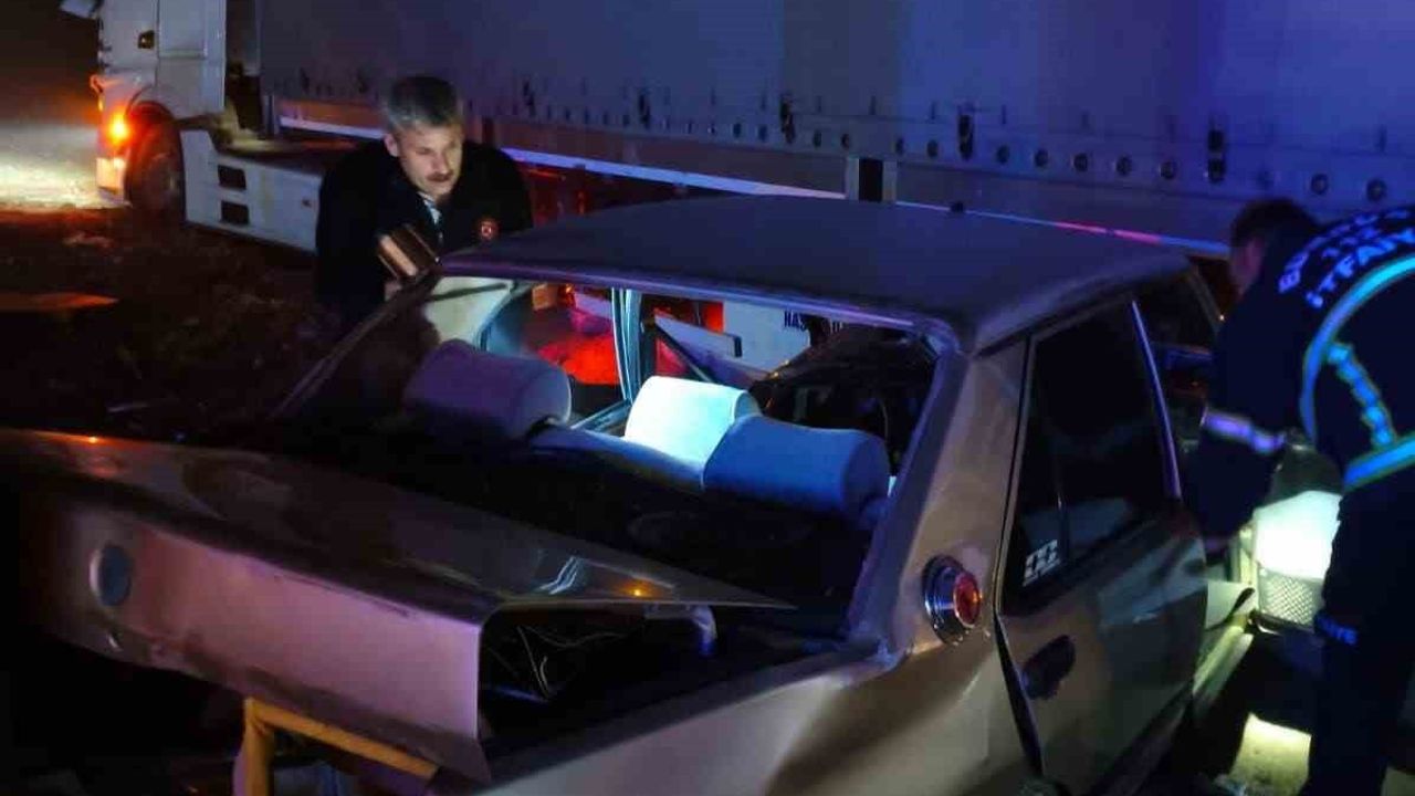 Burdur'da Tırla Çarpışan TOFAŞ Otomobil Hurdaya Döndü