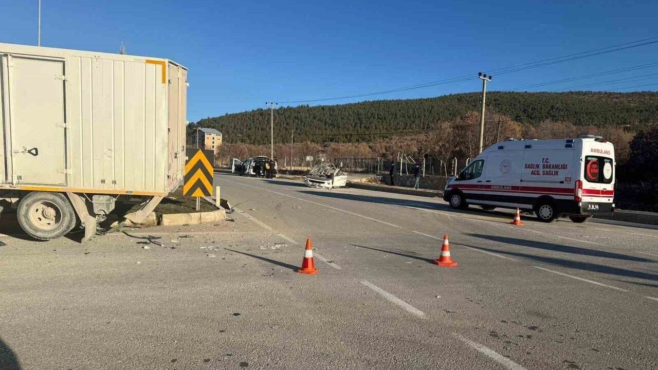 Burdur'da Trafik Kazası: Otomobil ve Kamyon Çarpıştı