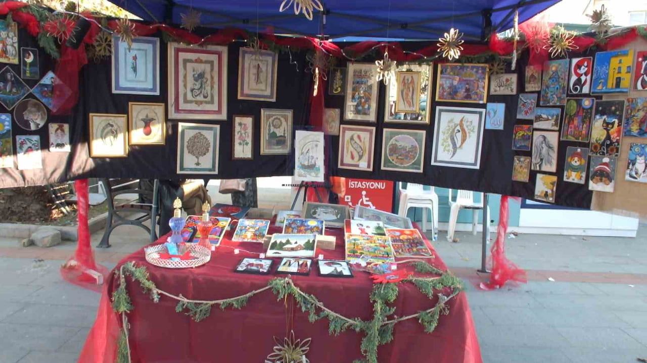 Burhaniye'de Kadınların Minyatür Sergisi İlgi Odağı