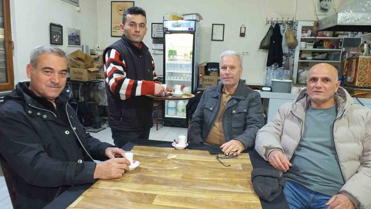 Burhaniye'de Kahvehanelerde Süt Servisi Artıyor