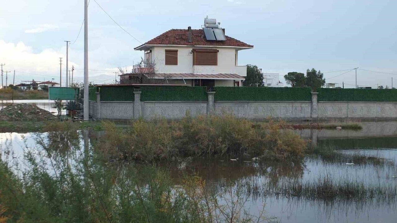 Burhaniye'de Sağanak Yağış Etkili Oldu