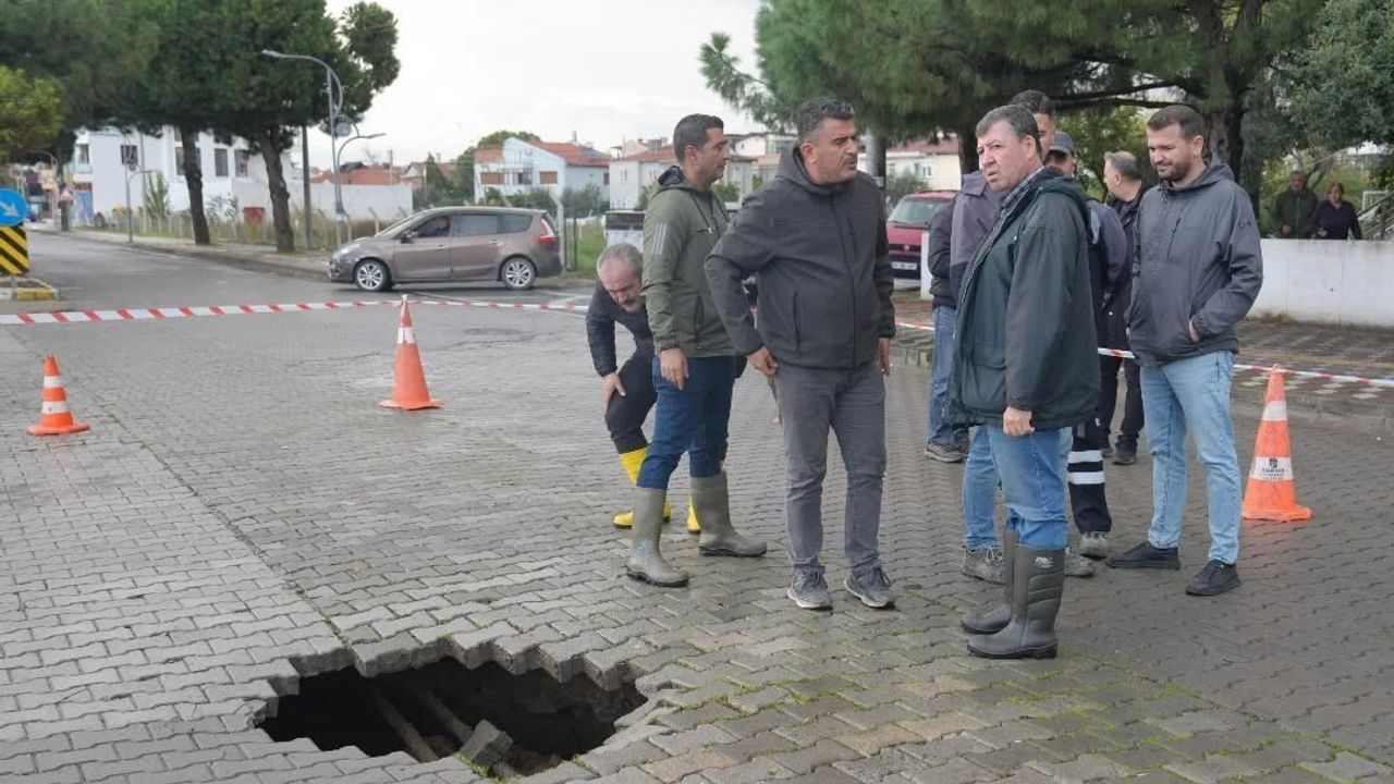 Burhaniye'de Sağanak Yağış Kanalizasyon Borularını Çöktürdü