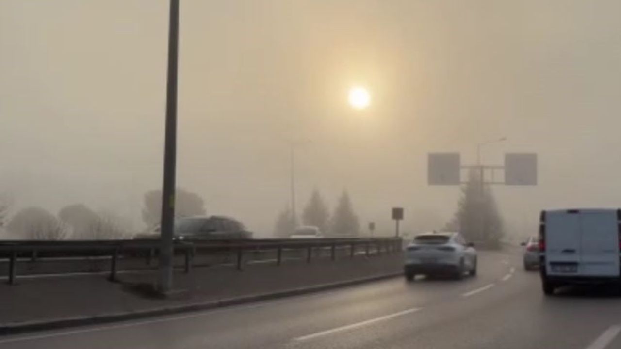 Bursa-Balıkesir Yolunda Yoğun Sis Sürücüleri Zorladı