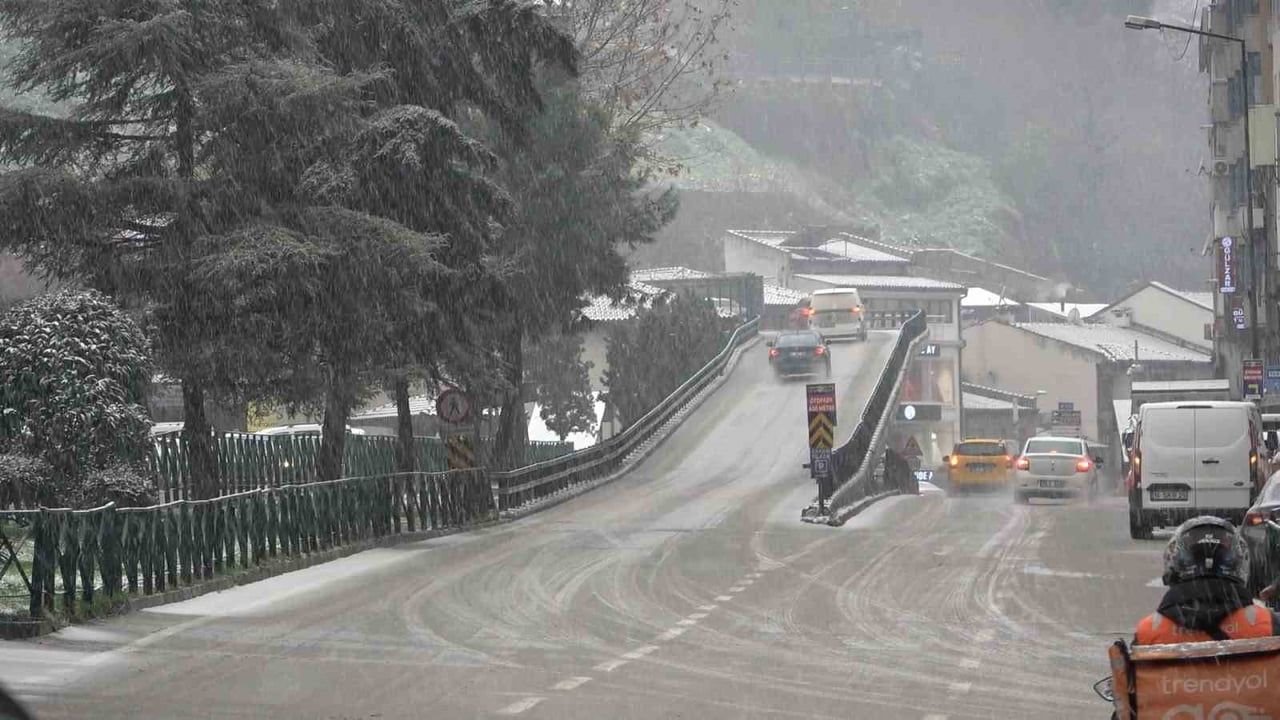 Bursa Beyaza Büründü: Kar Yağışı Şehirde Etkili Oluyor