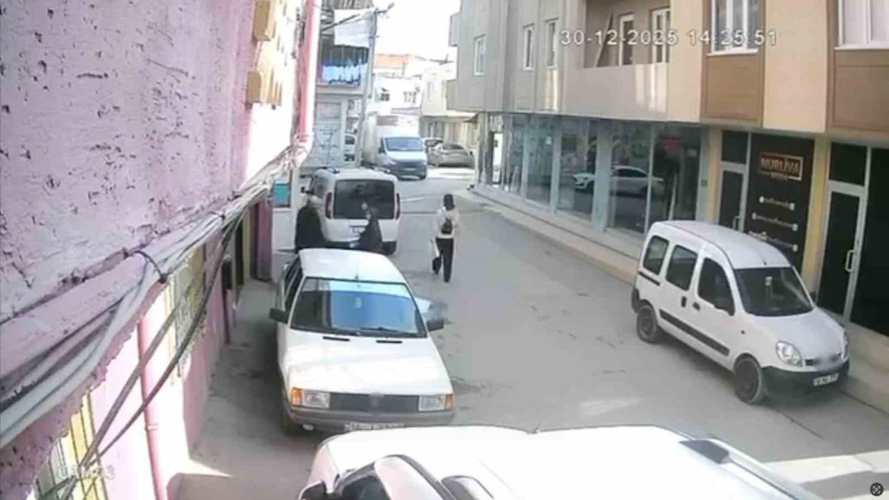 Bursa'da Ekmek Kamyoneti Genç Kızı Yere Serdi