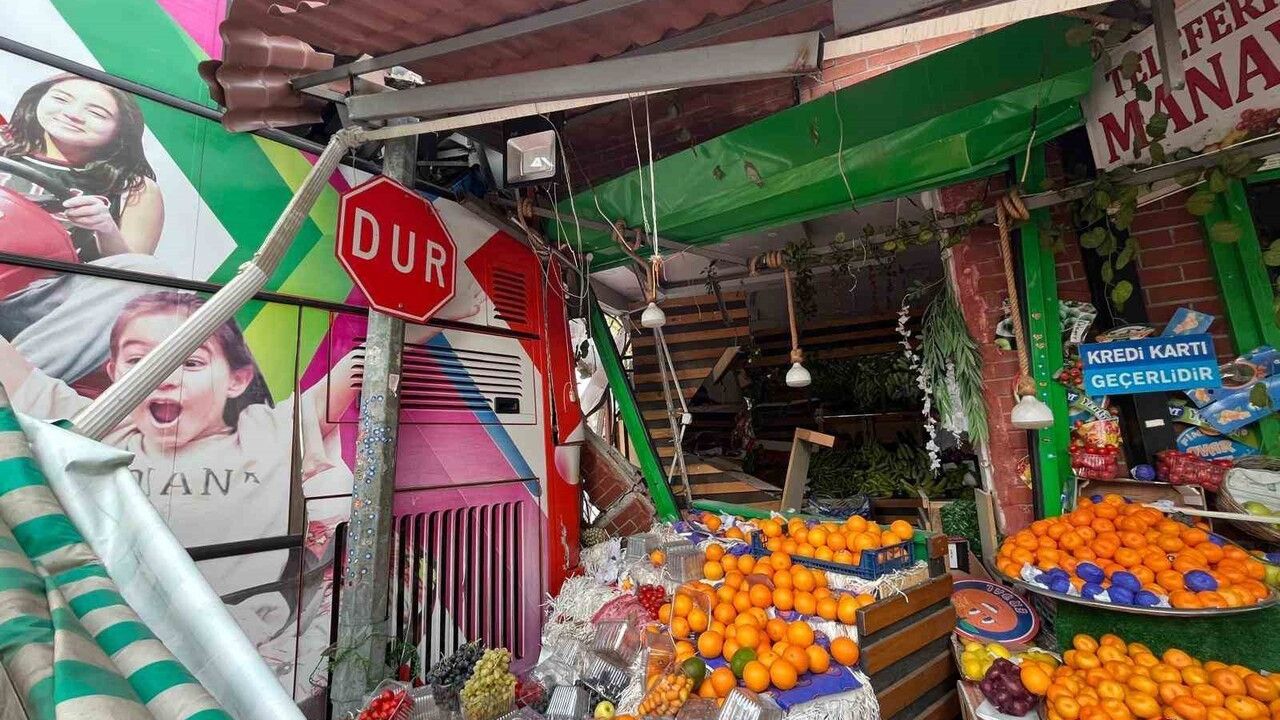 Bursa'da Frenleri Boşalan Öğrenci Otobüsü Manava Daldı