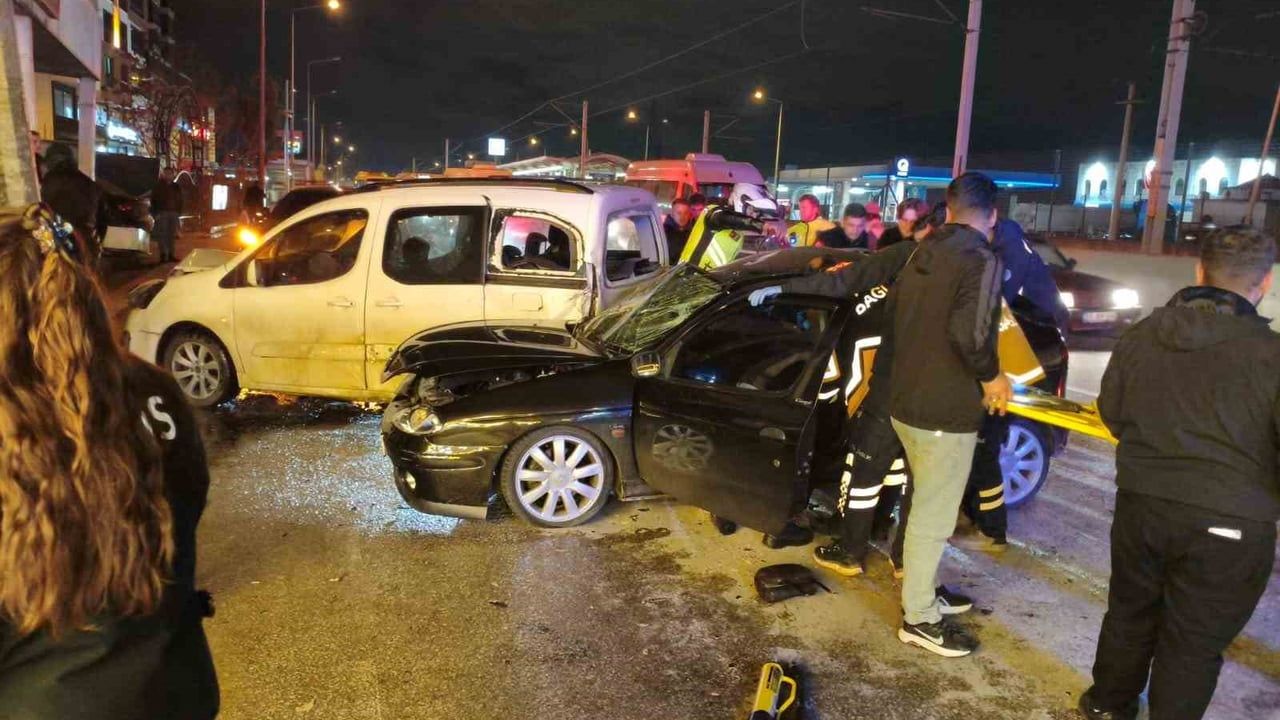 Bursa'da Gece Yarısı Feci Kaza: 1 Kişi Ağır Yaralandı